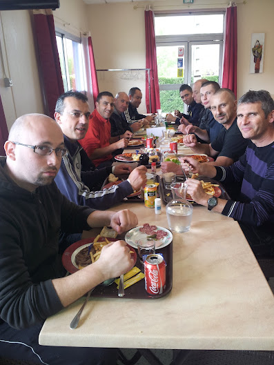 Repas lors de la session de formation d'instructeurs F.I.T.B.S. PRO, sur 6 jours bloqués, du 23 au 28 Avril 2012, à Alès en France avec Fayad FAYAD Président fondateur de la Fédération Internationale de Tonfa, Bâton & Self Défense PRO : la F.I.T.B.S. PRO